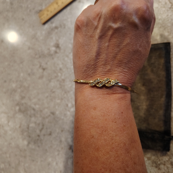 Vintage Avon Elegant Gold Bracelet with Twisted Design - Picture 2 of 5